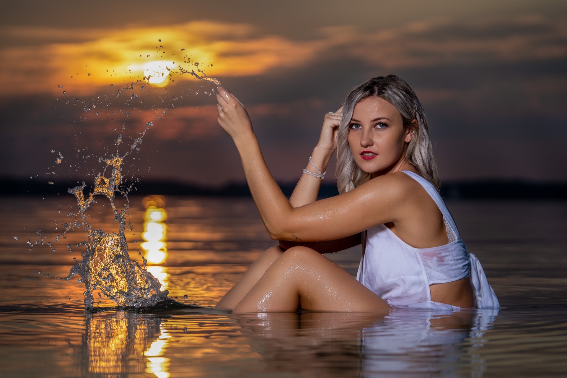 Portret creativ în apă la apus realizat de VibeArt24