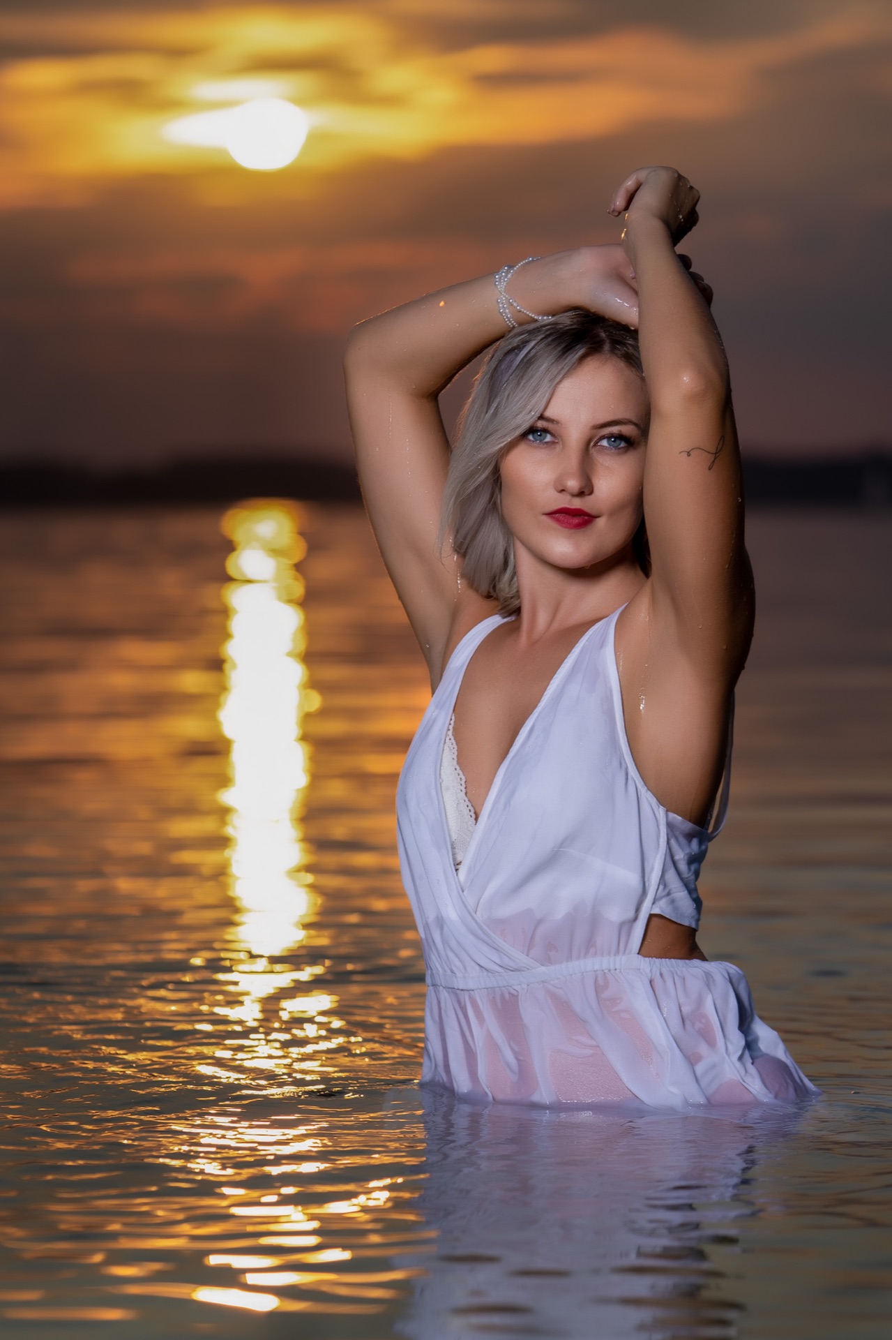 Portret creativ în apă la apus realizat de VibeArt24